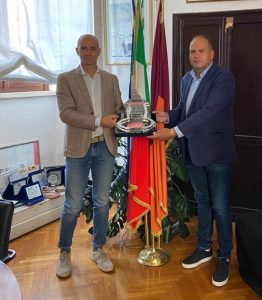 Max Rendina in Campidoglio consegna il riconoscimento 2020 a Daniele Frongia