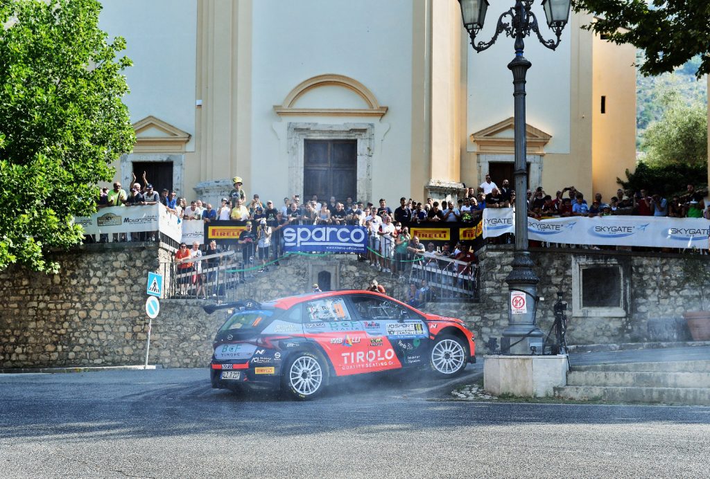 De Tommaso prosegue in testa, Crugnola e Campedelli inseguono.