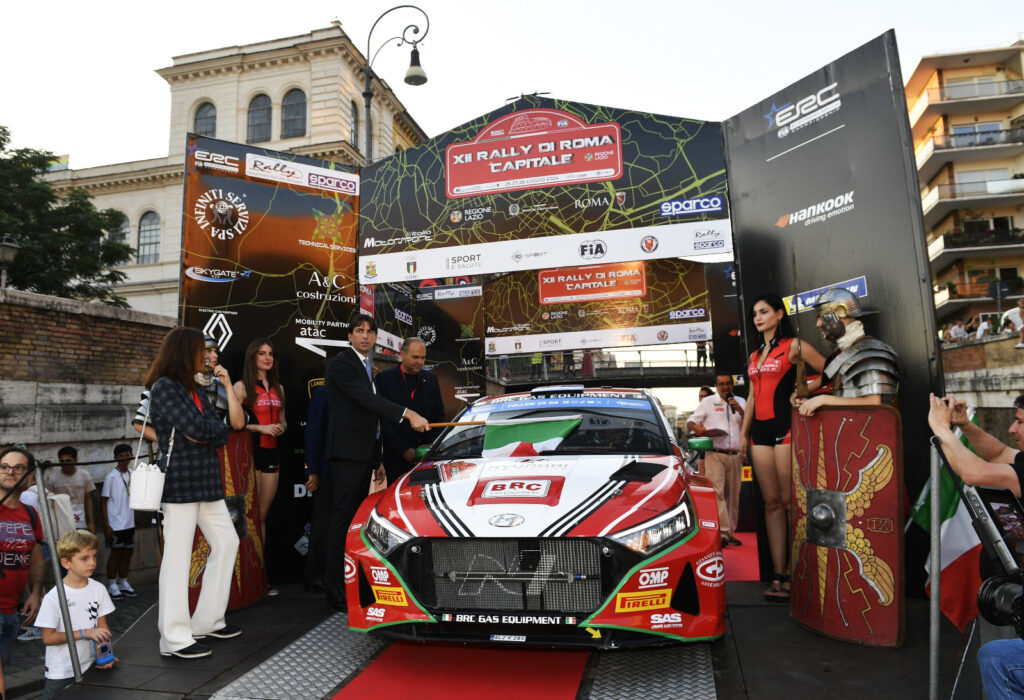 Il Colosseo protagonista della prima serata al Rally di Roma Capitale. Davanti a tutti c’è Aragno.